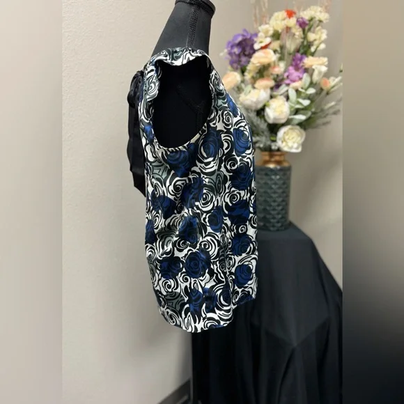 Liquido Silk USA Blue & White Rose Design Effortless Glamour Blouse size 8 - Picture 2 of 9